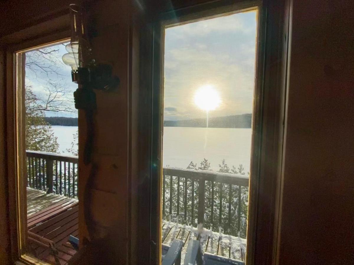 Le petit chalet sur le lac Sainte-Marguerite-du-Lac-Masson Extérieur photo