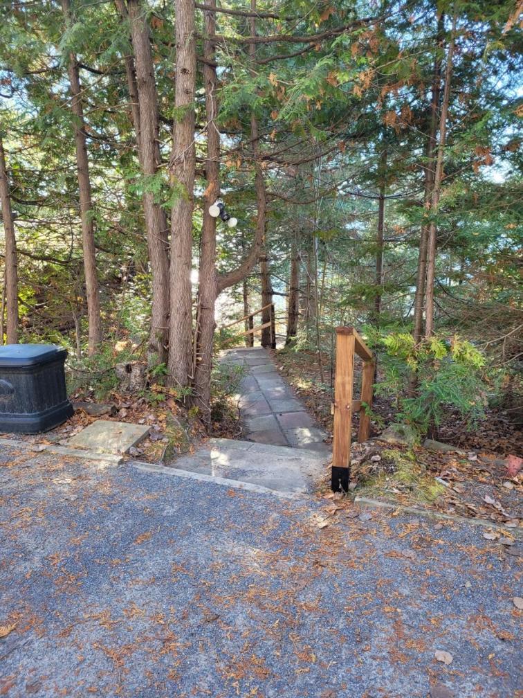 Le petit chalet sur le lac Sainte-Marguerite-du-Lac-Masson Extérieur photo